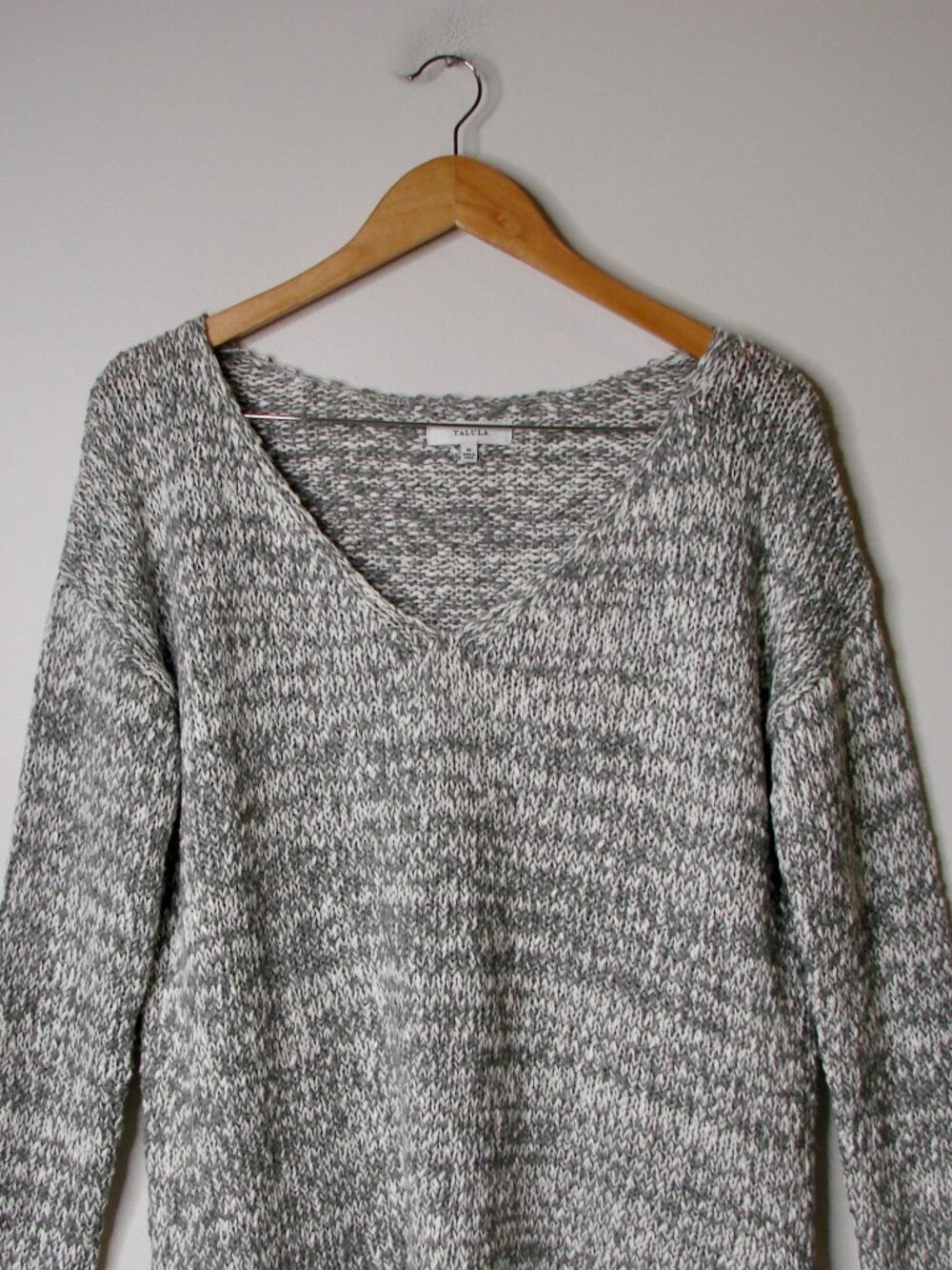 Aritzia Talula V-Neck Sweater Gray White Marled Pullover Loose Relax Fit Medium - Picture 2 of 14